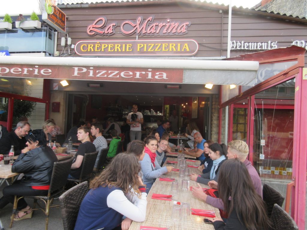 Le premier jour, sur le port. Après avoir monté le camp, le groupe s'est rendu dans un sympathique restaurant.