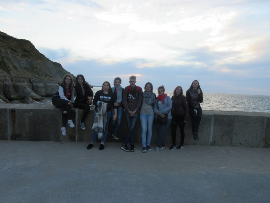 Le groupe devant la mer.