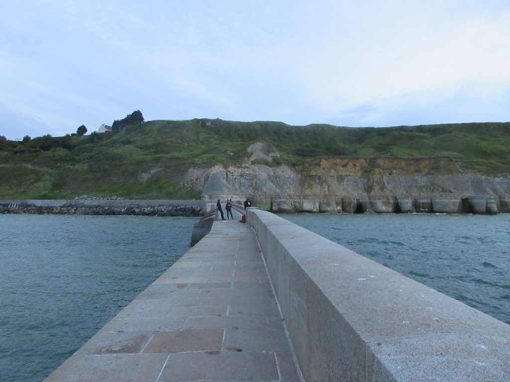 La rade du port à Port-en-Bessin-Huppain, avec vue sur les dunes.