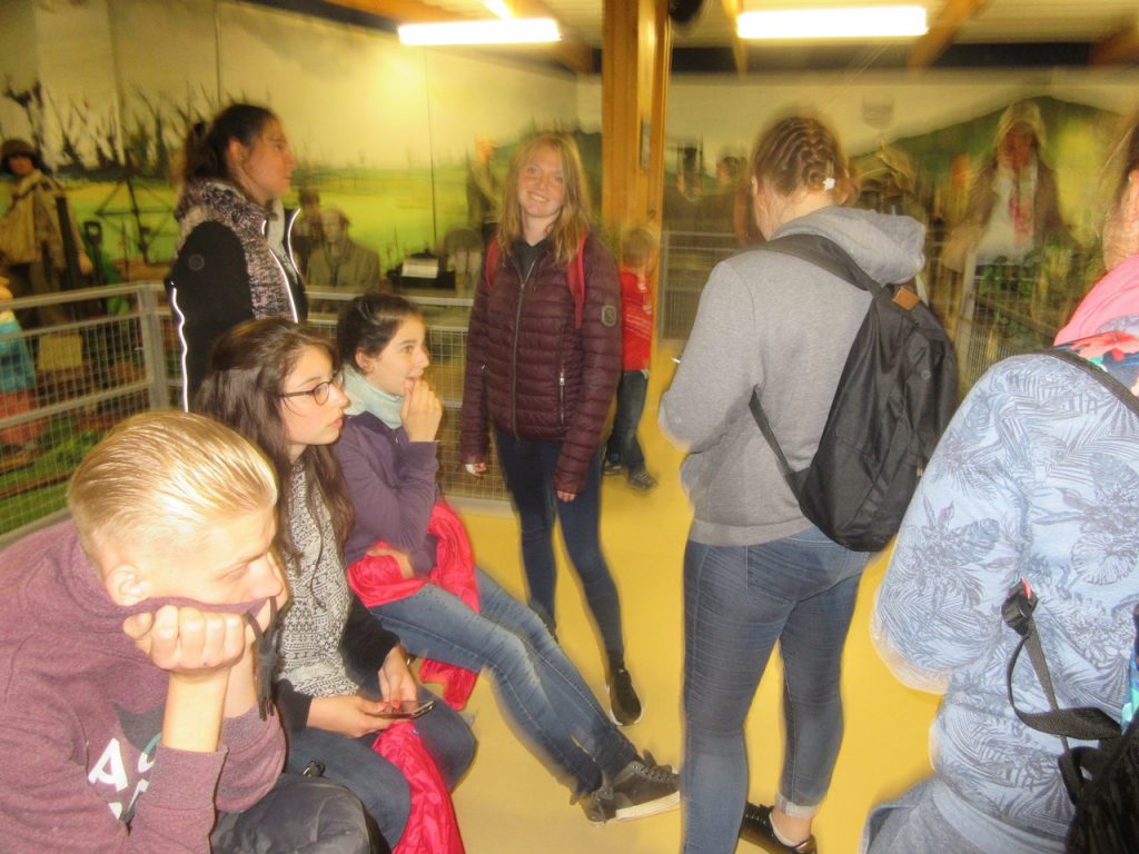 Le groupe au musée mémorial d'Omaha Beach , haut lieu du Débarquement en 1944. Rememeber the D-Day!