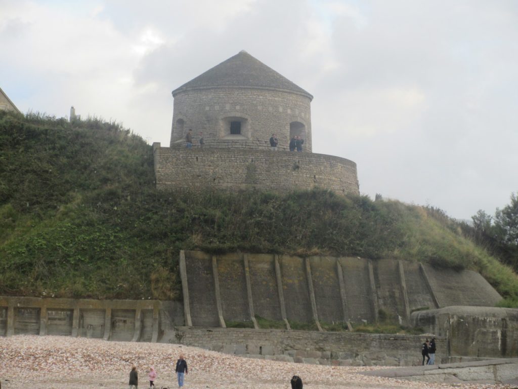 La tour Vauban, qui garde le port et la plage...